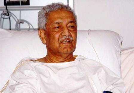 العالم النووي الباكستاني عبد القدير خان في المستشفى بكراتشي يوم 10 سبتمبر2006م